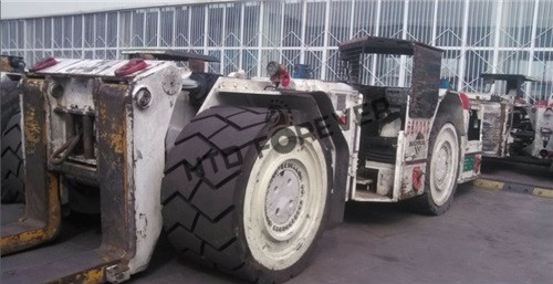 支架搬運(yùn)車(chē)輪胎