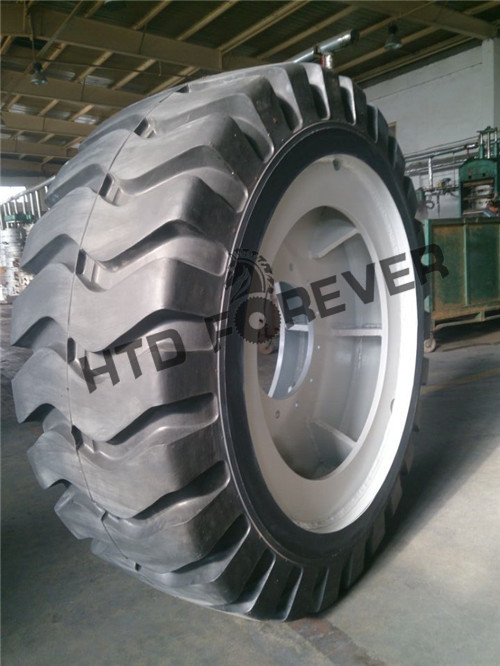 就地?zé)嵩偕鷻C輪胎