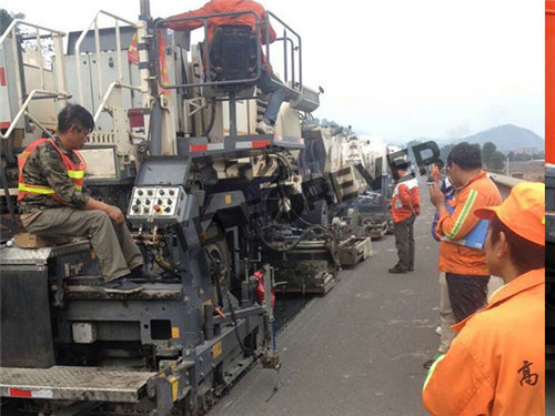 就地?zé)嵩偕鷻C輪胎