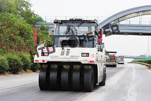 就地?zé)嵩偕鷻C輪胎